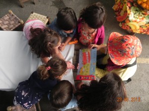 Kitap Okuyan Çocuklar - Şişli Organik Pazarı