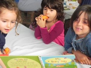 Kitap Okuyan Çocuklar - Şişli Organik Pazarı